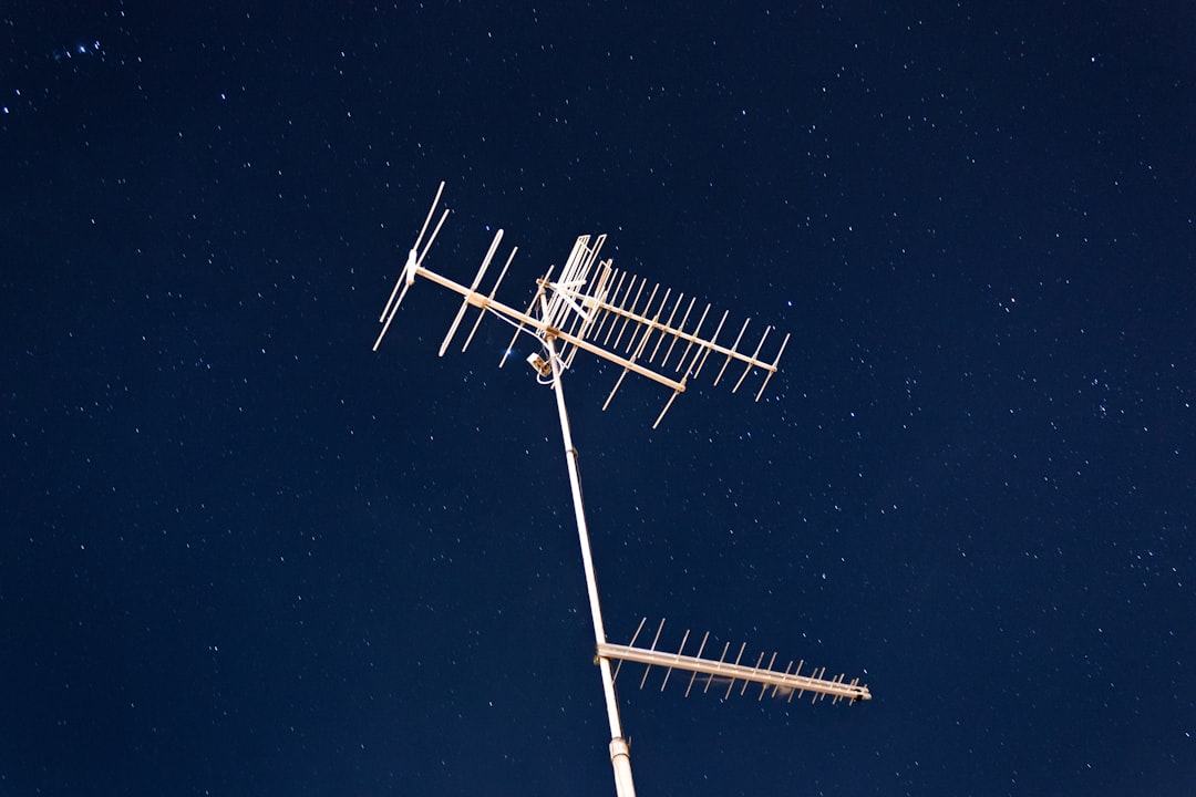 Schéma expliquant la transmission du signal entre le satellite, le collier du chat et le smartphone